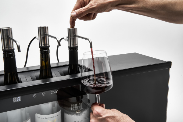 Pouring wine with altavinis dispenser